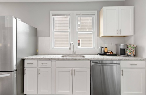 Bristol Maison | Stylish, Relaxing & Comfy 3 BDR Home. 2 minutes to Lake Compounce