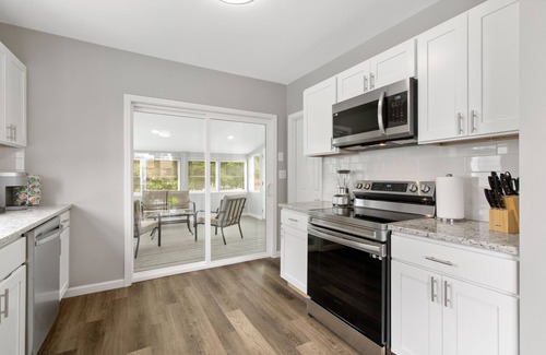 Bristol Maison | Stylish, Relaxing & Comfy 3 BDR Home. 2 minutes to Lake Compounce