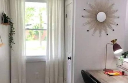 London Maison | Stylish Renovated 4BR Home W/Large Backyard