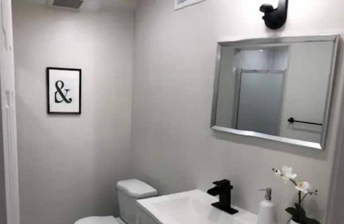 London Maison | Stylish Renovated 4BR Home W/Large Backyard