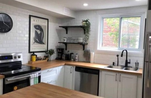 London Maison | Stylish Renovated 4BR Home W/Large Backyard