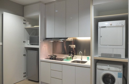 Tanjung Bungah Appartement | Chambre élégante avec salle de bain et kitchenette