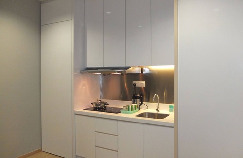 Tanjung Bungah Appartement | Chambre élégante avec salle de bain et kitchenette