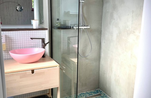 Alzenbach Appartement | Stylish room with bathroom in a newly built wooden house in Mehren/Westerwald.
