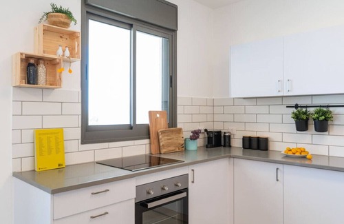 Nahariya Appartement | Stylish Seaside Escape with Balcony by Sea N' Rent