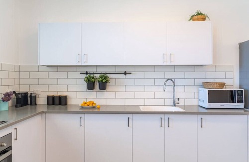 Nahariya Appartement | Stylish Seaside Escape with Balcony by Sea N' Rent