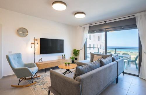 Nahariya Appartement | Stylish Seaside Escape with Balcony by Sea N' Rent