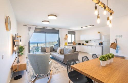 Nahariya Appartement | Stylish Seaside Escape with Balcony by Sea N' Rent