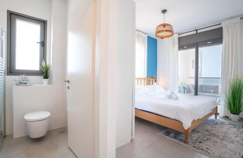 Nahariya Appartement | Stylish Seaside Escape with Balcony by Sea N' Rent