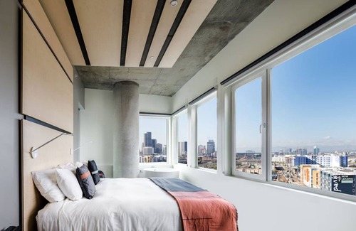 River North Art District Hôtel | Stylish Skyline Suite with Stunning City Views, Spacious Interiors, and Luxury
