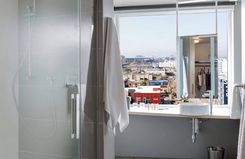 River North Art District Hôtel | Stylish Skyline Suite with Stunning City Views, Spacious Interiors, and Luxury