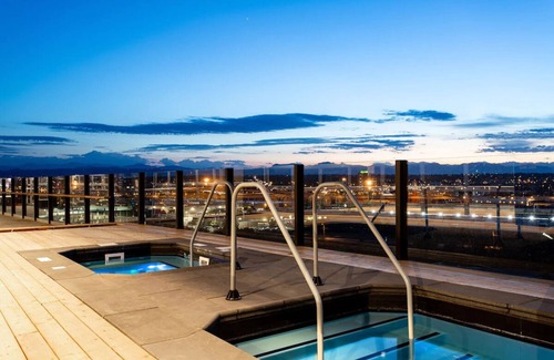River North Art District Hôtel | Stylish Skyline Suite with Stunning City Views, Spacious Interiors, and Luxury