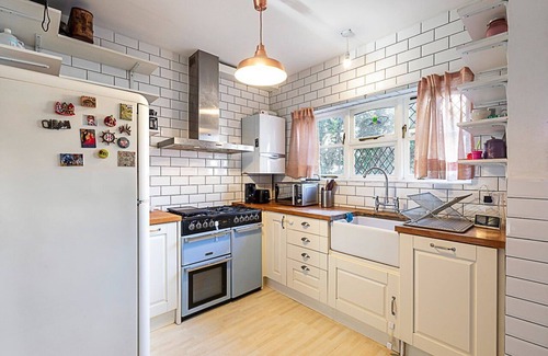 Bow West Maison | Stylish & Spacious 3-Bed Home in Vibrant Bow
