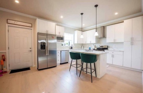 Washington Maison | Stylish spacious 4 BDRM house near Navy Yard