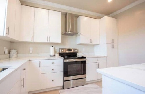 Washington Maison | Stylish spacious 4 BDRM house near Navy Yard