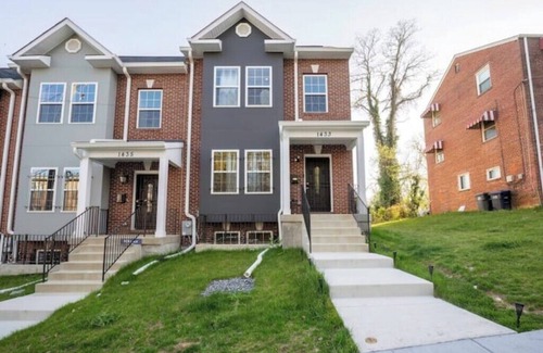 Washington Maison | Stylish spacious 4 BDRM house near Navy Yard