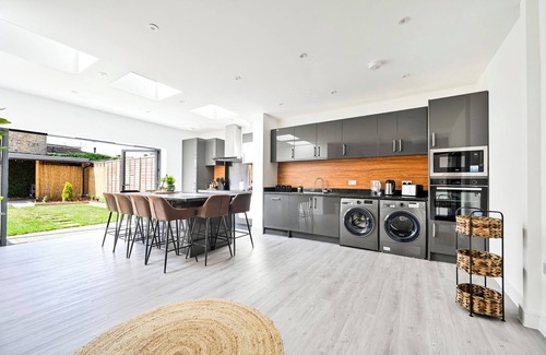 East Ham South Maison | Stylish & Spacious 4BR Home