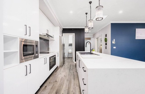 Limonite Maison | Stylish Spacious 5BR Multifunctional Retreat Home
