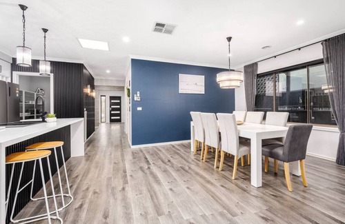 Limonite Maison | Stylish Spacious 5BR Multifunctional Retreat Home