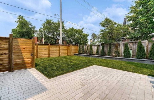 Old East York Appartement | Stylish, spacious, and bright 2-bedroom furnished basement apartment