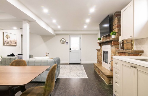 Newmarket Maison | Stylish, Spacious & Clean Guest-home