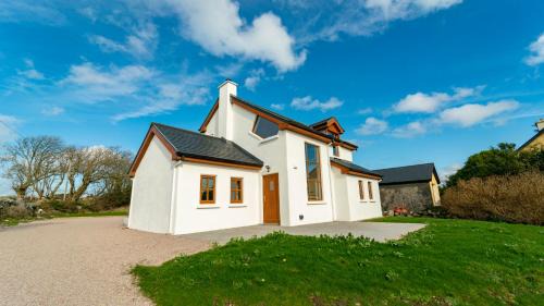 Spiddal Maison | Stylish, Spacious Sea View House
