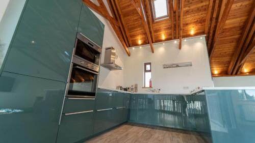 Spiddal Maison | Stylish, Spacious Sea View House
