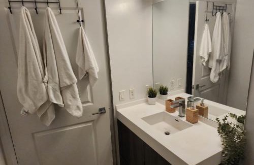 Garden District Appartement | Stylish Stay Toronto Oasis - Reg # STR-2309-HMVRVX exp Feb 21, 2026