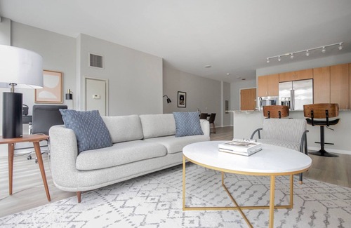 Streeterville Appartement | Stylish Streeterville 2BR w/ Lounge & Pool, nr Riverwalk, by Blueground