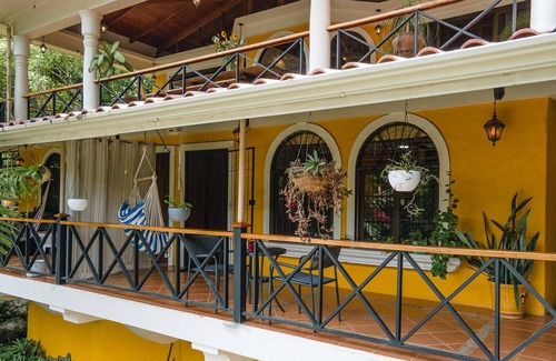 Valle Pura Vida Appartement | Stylish studio apt with a veranda, parking and full kitchen. For 2-3 people.