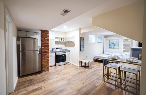 Suitland-Silver Hill Appartement | Stylish Studio Basement