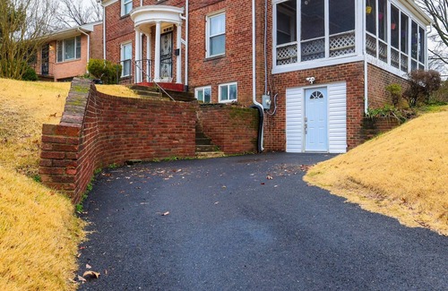 Suitland-Silver Hill Appartement | Stylish Studio Basement
