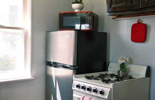St Ignace Cabine | Stylish Studio Cabin in St. Ignace – Near Mackinac Ferry, WiFi & AC