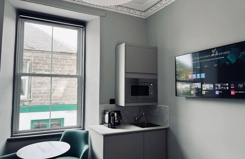 Innerleithen Appartement | Stylish studio king room, en-suite & kitchenette (room 2)