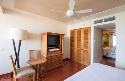 Marina Vallarta Hôtel | Stylish Studio with Balcony & Resort Amenities