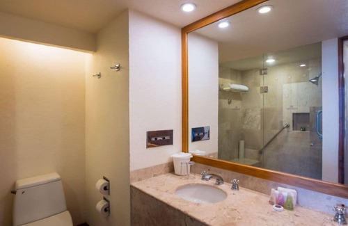 Marina Vallarta Hôtel | Stylish Studio with Balcony & Resort Amenities