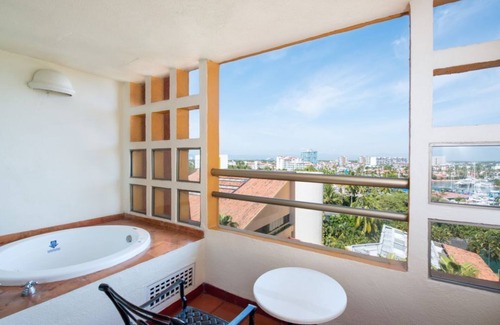 Marina Vallarta Hôtel | Stylish Studio with Balcony & Resort Amenities