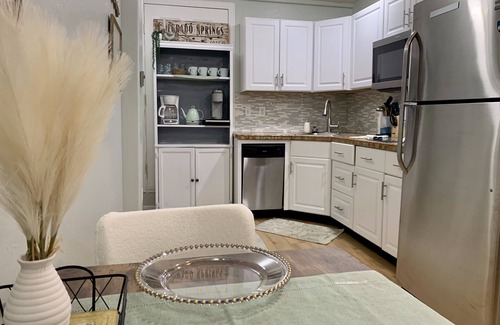 Colorado Springs Appartement | Stylish Studio in Old Colorado City-Shops and Dining Only Steps Away!