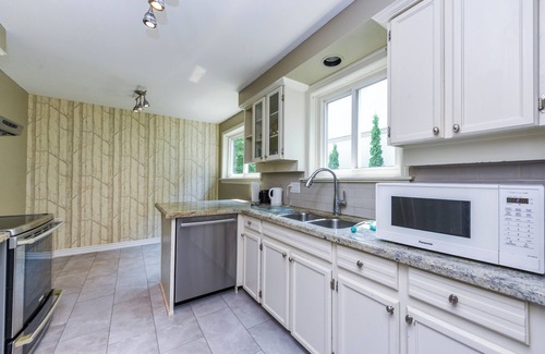 West Oakville Maison | Stylish Suburban 2BR Bungalow