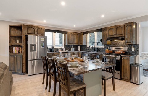 Sudbury Maison | Stylish Sudbury Stay | Hot Tub | Pet-Friendly | Great for Families