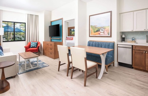 Park Shore Hôtel | Stylish Suite Close to Tin City – Dining + Shops Only a Short Ride