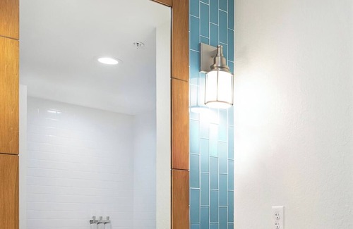 Park Shore Hôtel | Stylish Suite Close to Tin City – Dining + Shops Only a Short Ride