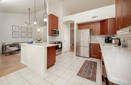 Pecos West Maison | Stylish & Sunny With Heated Pool In The Foothills!