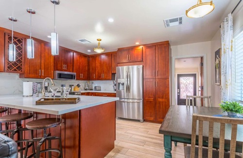 Riverside Maison | Tempe Downtown HOUSE! 3 blocks to Mill Ave., Enclosed Yard, BBQ, Pet Friendly.