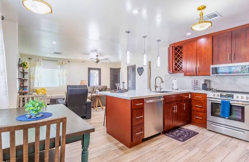 Riverside Maison | Tempe Downtown HOUSE! 3 blocks to Mill Ave., Enclosed Yard, BBQ, Pet Friendly.