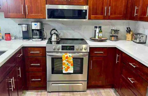 Riverside Maison | Tempe Downtown HOUSE! 3 blocks to Mill Ave., Enclosed Yard, BBQ, Pet Friendly.