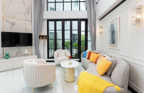 Phra Khanong Nuea Villa | Stylish 7Beds Poolhouse with Cinema & Lift - 2min to BTS