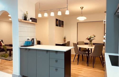 Bentley Maison | Stylish townhouse with a cosy balcony
