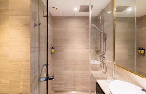 Portsoken Hôtel | Stylish Twin Room w/City Views & Walk-In Shower – Central London Stay