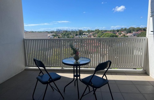 Burwood Appartement | Stylish Two Bedroom Apartment Burwood Sydney close to everything, Free parking